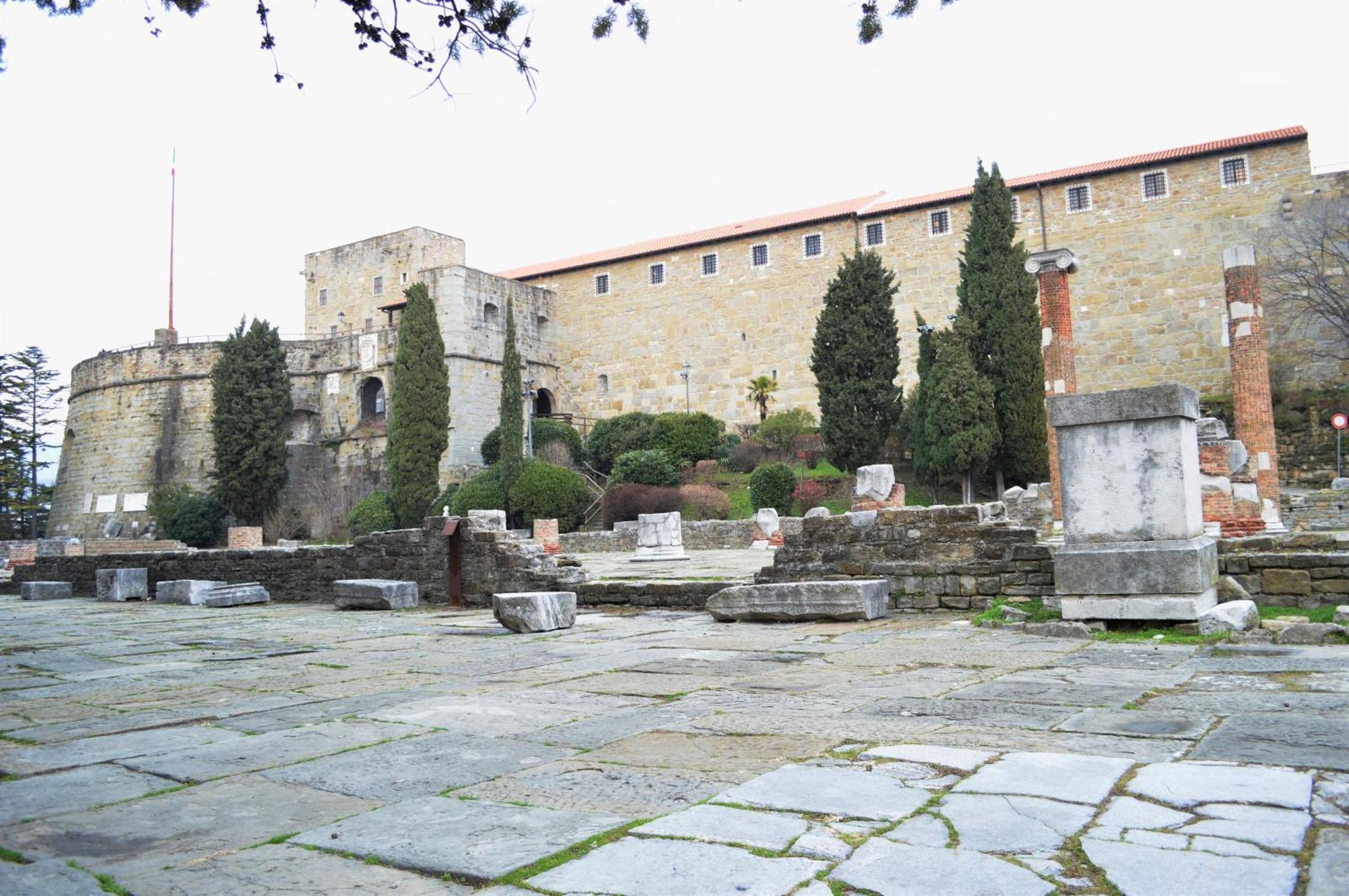 Casa Vacanze Desiderio Trieste Bagian luar foto